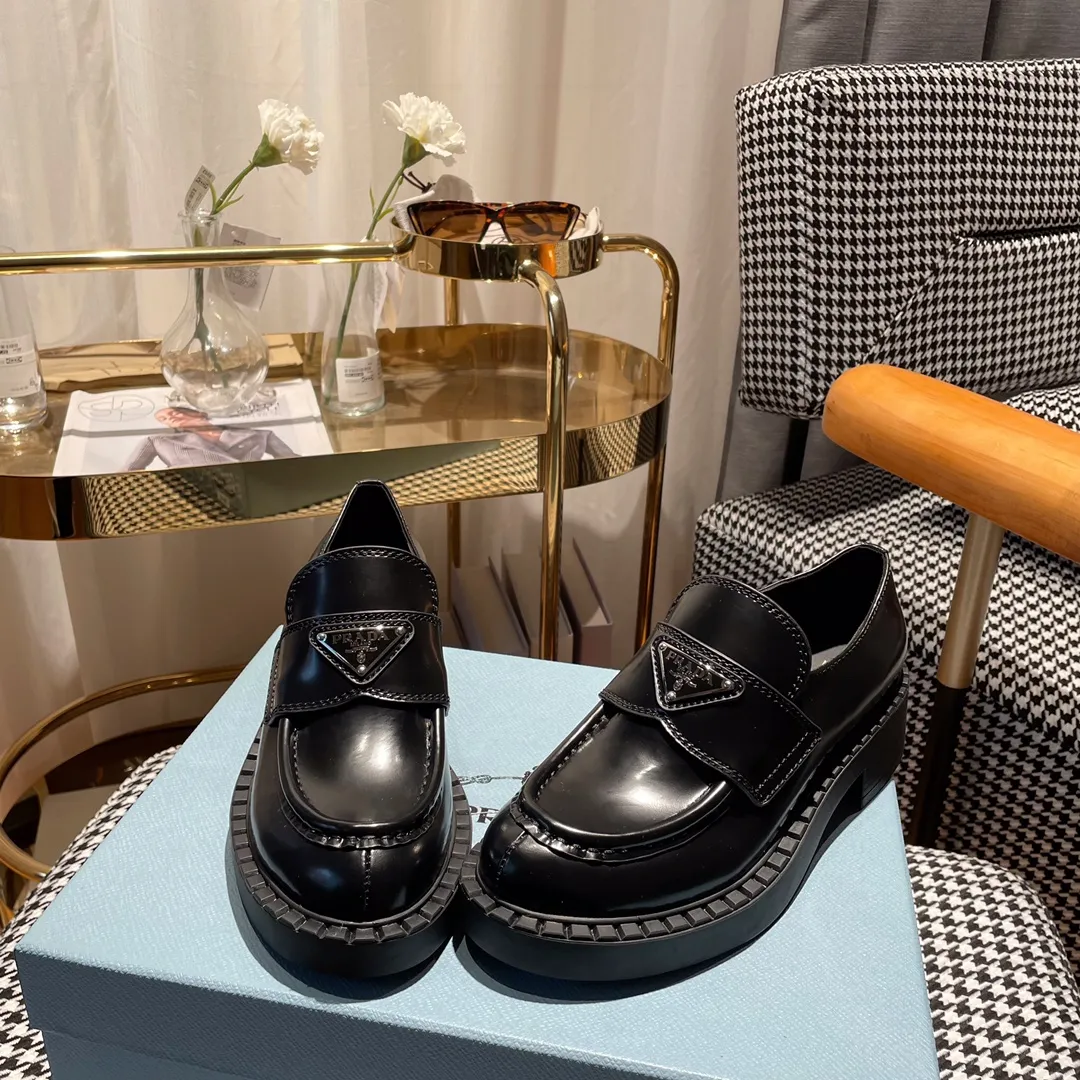 👟👟Ex-factory price 480👟👟 Women's shoes women's clothing ss23 Prada Prada ✨ 💥The T-stage catwalk model "Dream Never Sleeps" can be used on important occasions. It has an aristocratic feel and is perfect on the feet💃💃The entire series is full of exciting and unexpected combinations of elements, with a strong artistic flavor, allowing you to appreciate the ever-changing style of Prada girls. 1⃣ Upper: cowhide with open edge beads/patent leather 2⃣ Lining: imported sheepskin 3⃣ Outsole: lightweight foam outsole Size 35M-40M